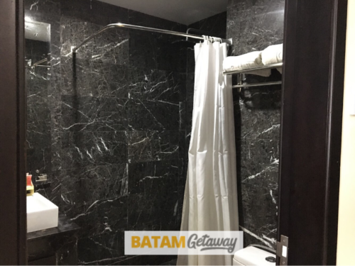 Batam BCC Hotel Review Deluxe Toilet