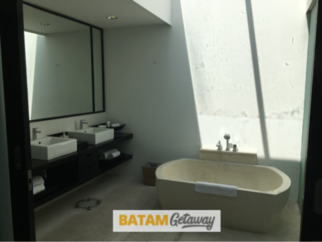 Montigo Resorts Batam 2-bedroom villa master bathroom