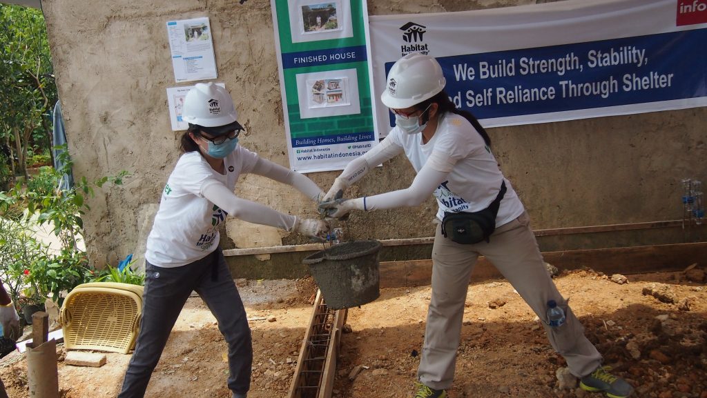 在印度尼西亚巴淡岛海外义工者 - 巴淡岛建设 - 建设后 - 通过水泥分钟