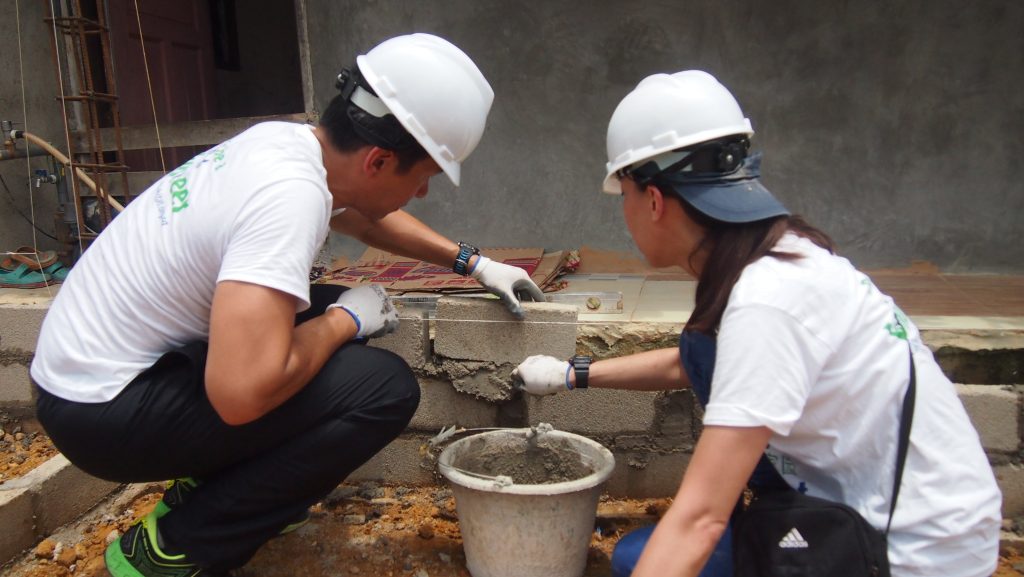Volunteer Overseas in Indonesia Batam - Batam Build - Laying Bricks-min