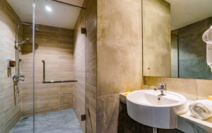Yello Hotel Batam Package - Bathroom